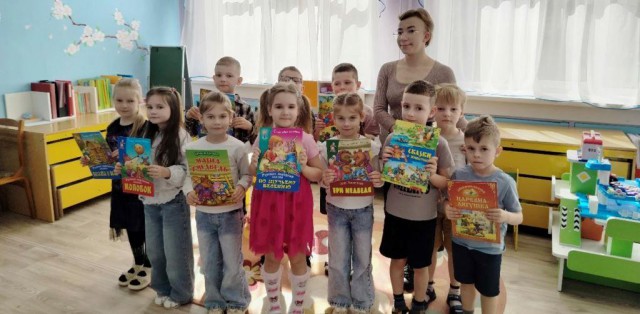 С книгой по дороге детства.