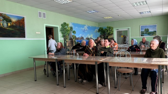 Сотрудники и учащиеся подарили тепло души и праздничный концерт пожилым людям накануне Дня Победы.