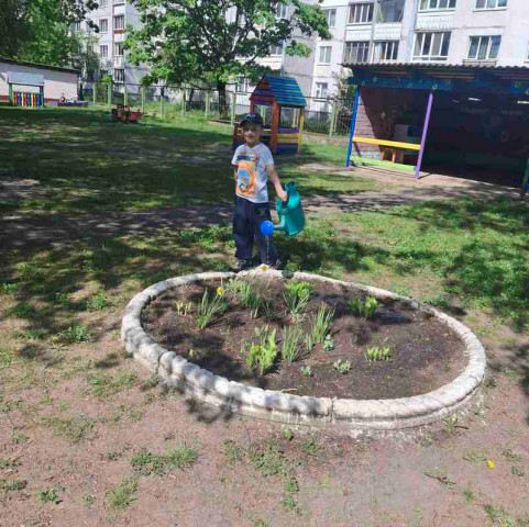 Поливаем в нашем саду цветочки.