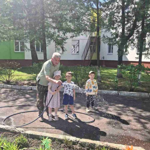 Поливаем в нашем саду цветочки.