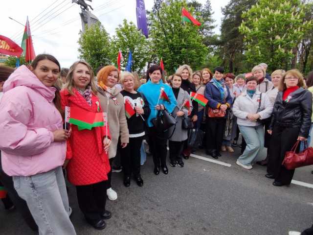 В Бобруйске состоялись шествие праздничной колонны, торжественный митинг и концерт.