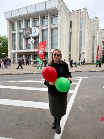 В Бобруйске состоялись шествие праздничной колонны, торжественный митинг и концерт.