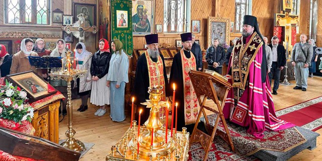 Епископ Серафим возглавил благодарственный молебен в Крестовоздвиженском храме г. Осиповичи.