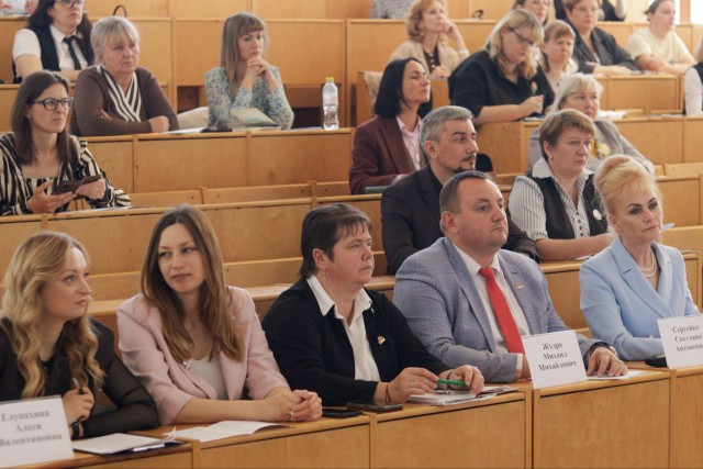 Семья как фундамент будущего: в Академии образования обсудили ценности материнства и традиции белорусской семьи.