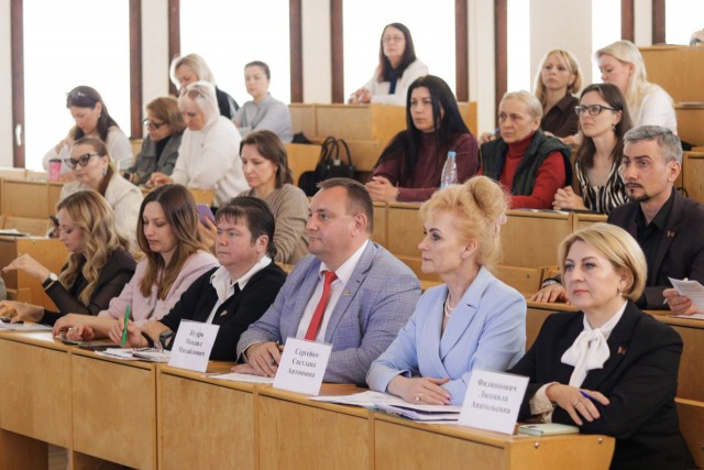 Семья как фундамент будущего: в Академии образования обсудили ценности материнства и традиции белорусской семьи.
