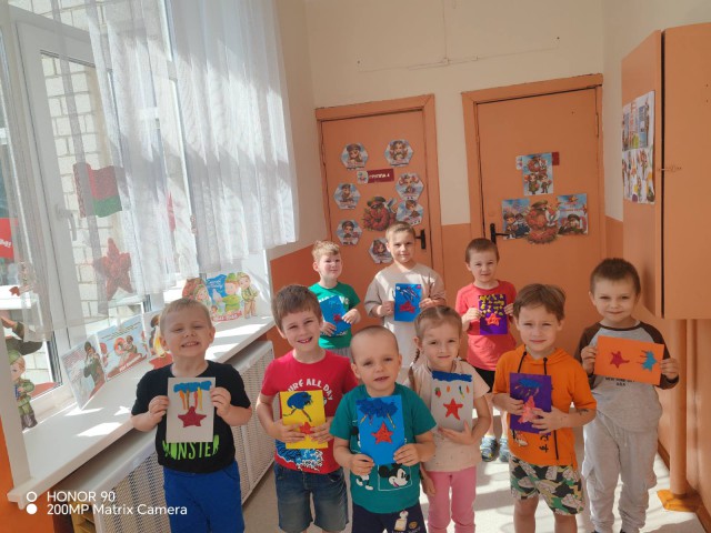 Память в детских руках: открытки ко Дню Победы.