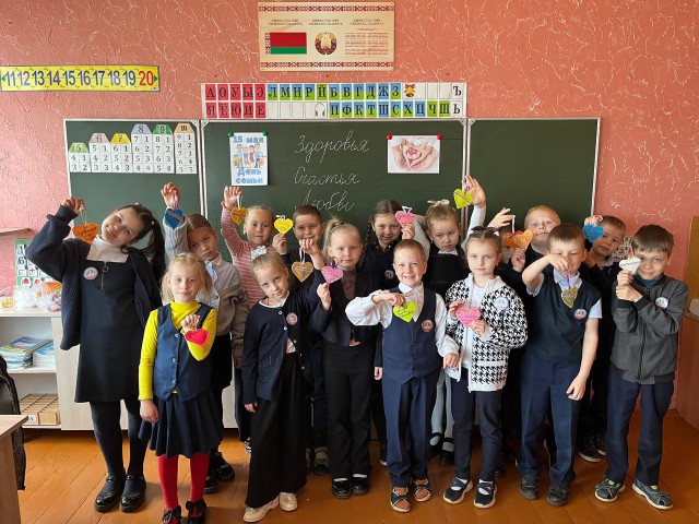 Тёплые подарки для самых близких: первоклассники Бобруйска создали фетровые ´Сердечки на память´ ко Дню семьи.
