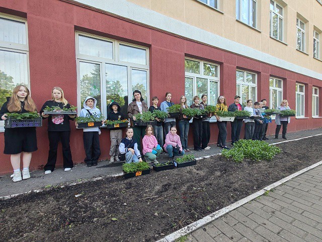 Заключительный этап акции ´ВЫРАСТИМ ЦВЕТОЧНУЮ КЛУМБУ ВМЕСТЕ´.