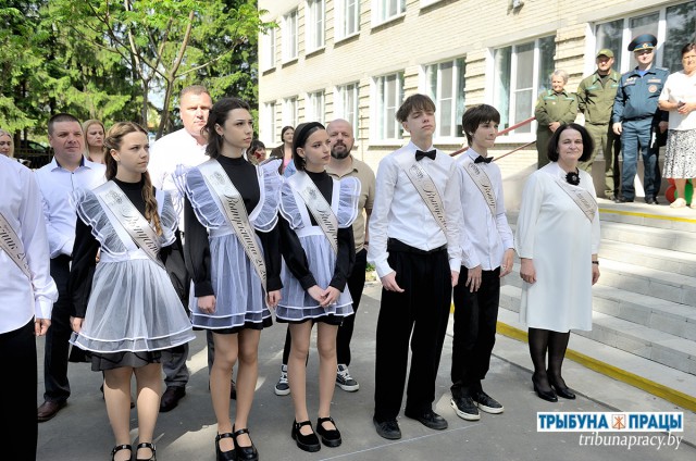 Взрослая жизнь сменила школьные грезы... Последний звонок прозвенел для выпускников Бобруйщины (наш большой фоторепортаж).