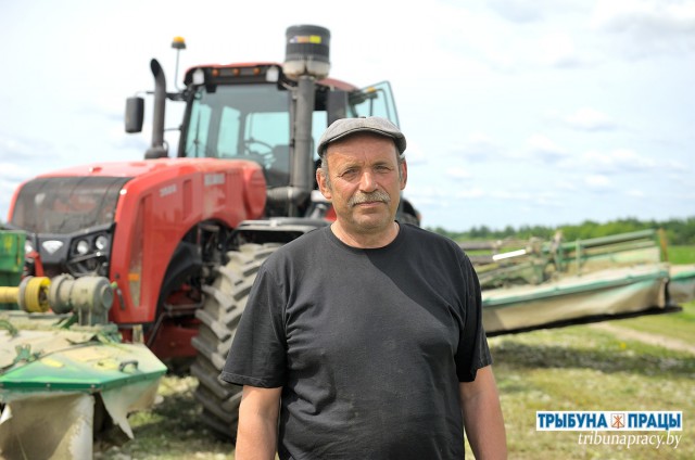 Вядуць нарыхтоку сенажу ´Міхалёскай Ніве´.