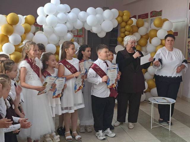 Торжественная линейка, посвящённая окончанию учебного года.