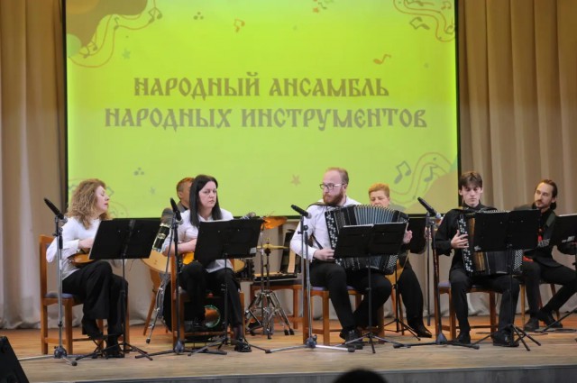 Народный ансамбль народных инструментов выступил с отчетным концертом.