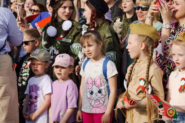 Народный хор Катюш исполнил легендарную песню.
