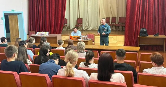 Накануне летнего периода с жителями Телуши говорили о безопасности жизнедеятельности.