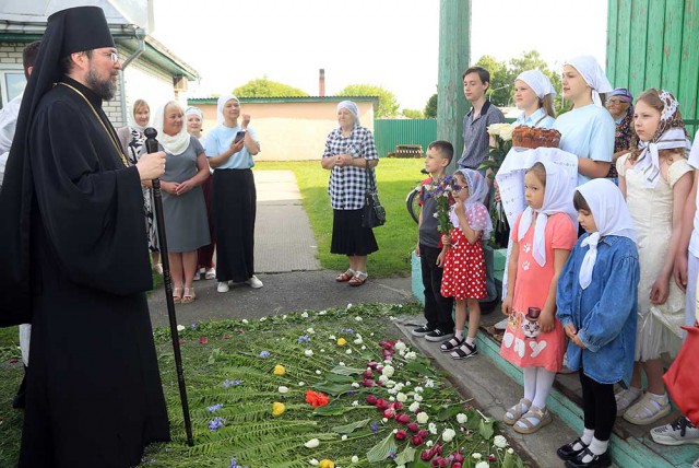 Епископ Серафим возглавил Божественную литургию в храме Святой Живоначальной Троицы г. Быхова.