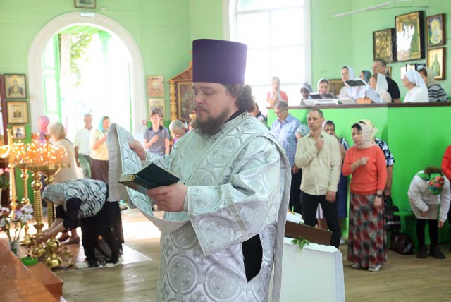 Епископ Серафим возглавил Божественную литургию в храме Святой Живоначальной Троицы г. Быхова.