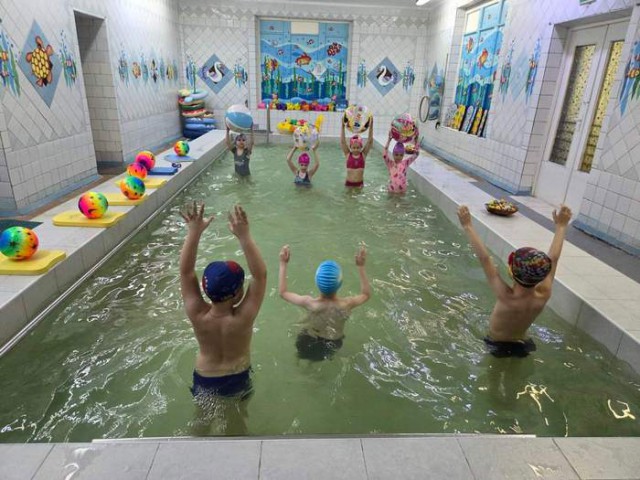 Досуг в бассейне ´Сильные и смелые, ловкие и умелые!´.