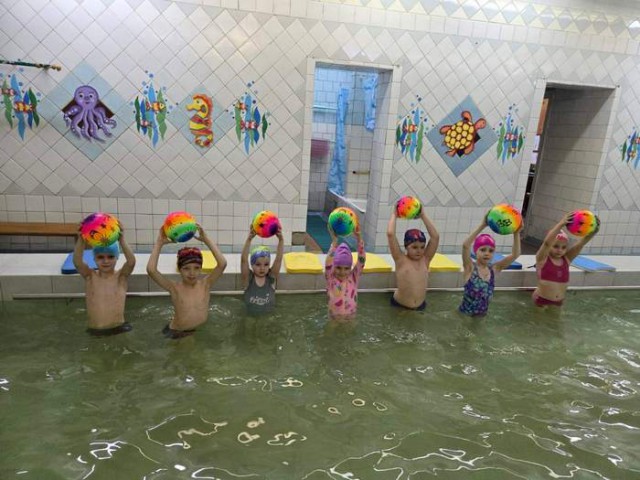Досуг в бассейне ´Сильные и смелые, ловкие и умелые!´.