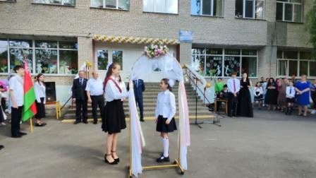 Торжественная линейка, посвящённая последнему звонку.