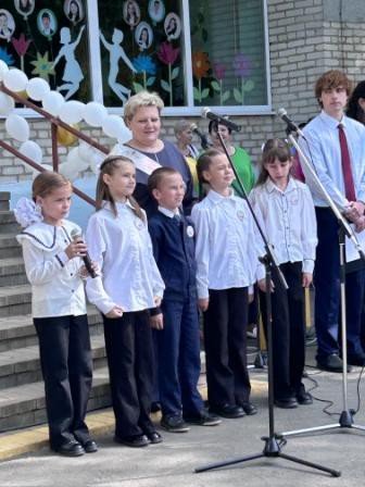 Торжественная линейка, посвящённая последнему звонку.