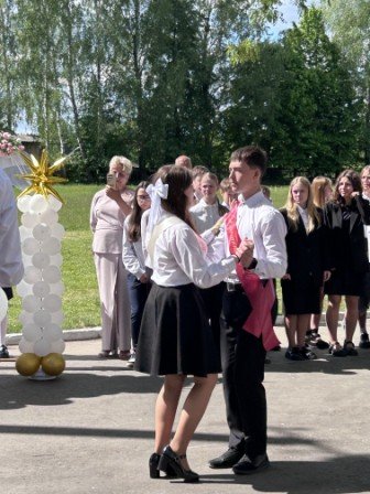 Торжественная линейка, посвящённая последнему звонку.