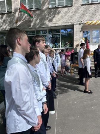 Торжественная линейка, посвящённая последнему звонку.