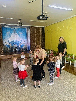 Музыкальное занятие ´В гости к сказке´.