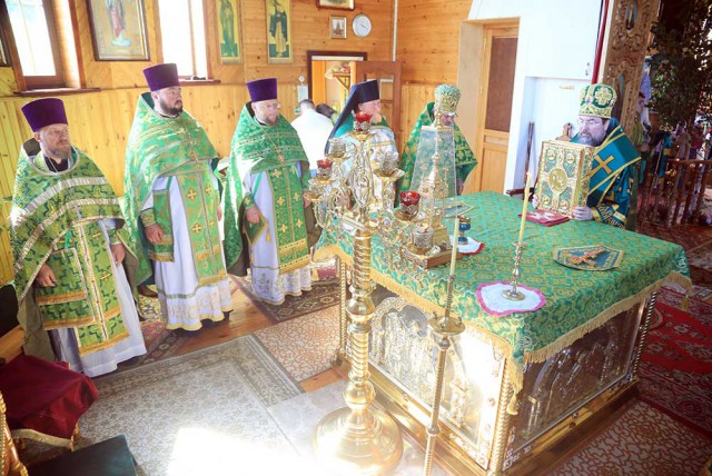 Архиерейская Божественная литургия в храме Святой Живоначальной Троицы д. Турки.