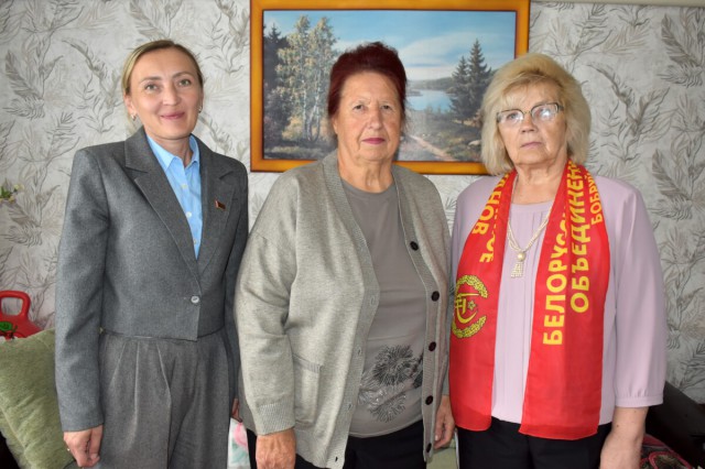 Ветеран труда Вера Гайшун принимала поздравления с 70-летием со дня рождения.