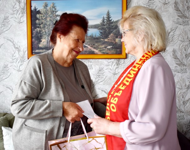 Ветеран труда Вера Гайшун принимала поздравления с 70-летием со дня рождения.