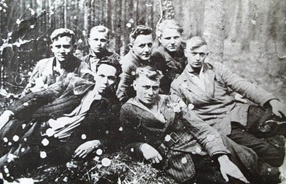 Немцев и полицаев резали безжалостно (1941 - 1945 г.).