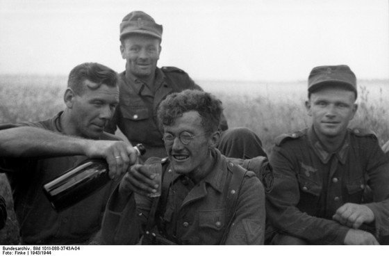 Немцев и полицаев резали безжалостно (1941 - 1945 г.).