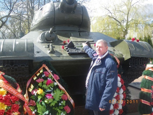 Поклониться павшим героям.