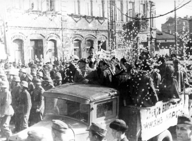 Жители города Бобруйска и немецкие военнослужащие на первомайском шествии.