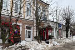 В Бобруйске женщина пострадала из-за падения снега с кровли жилого дома.