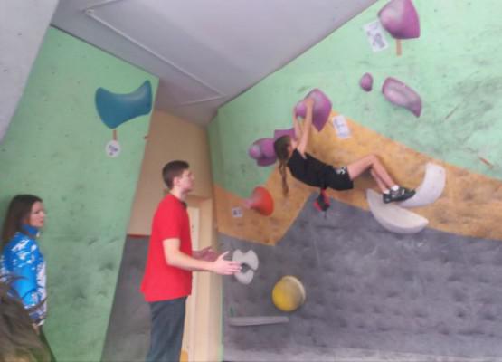 Жаркий март - соревнуются скалолазы.